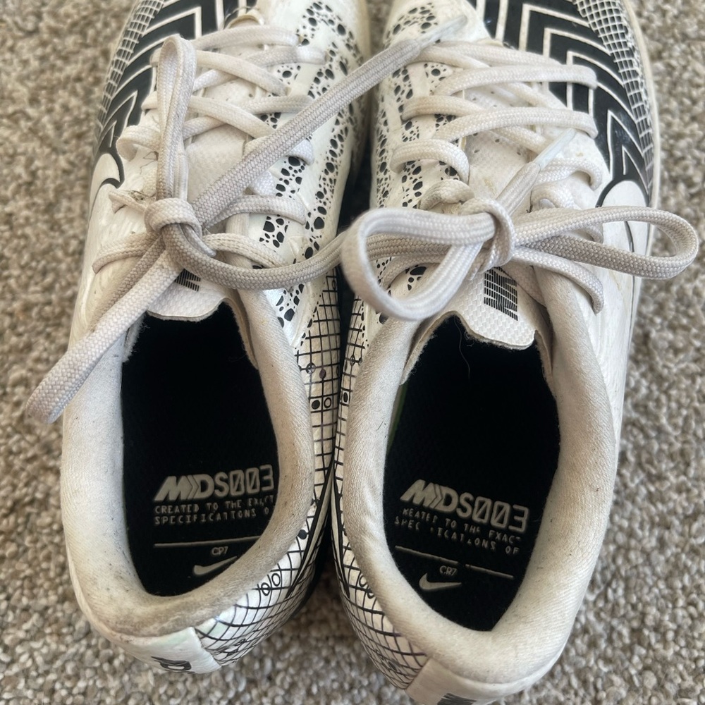 Youth Nike Cristiano Ronaldo Indoor soccer shoes - Picture 8 of 10